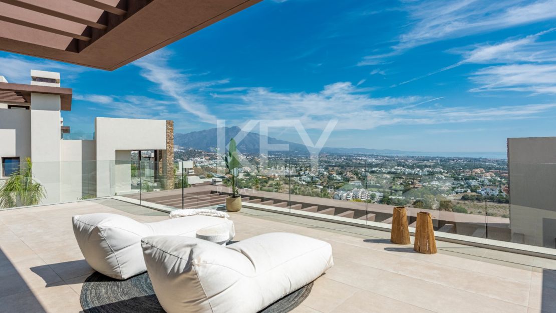 Modern Villa for Sale in La Alquería, Benahavís with Panoramic Sea Views