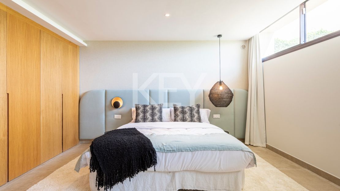 Modern Villa for Sale in La Alquería, Benahavís with Panoramic Sea Views