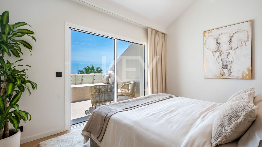 Ático de lujo con vistas al mar en venta en Nueva Andalucía, Marbella