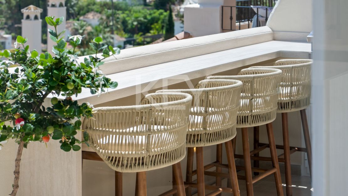 Ático de lujo con vistas al mar en venta en Nueva Andalucía, Marbella
