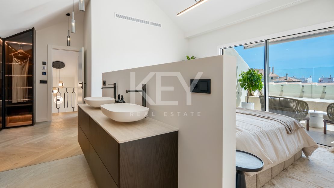 Ático de lujo con vistas al mar en venta en Nueva Andalucía, Marbella