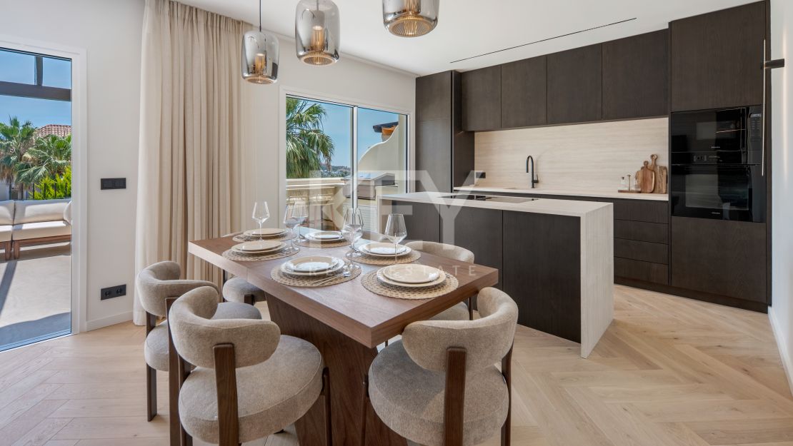 Ático de lujo con vistas al mar en venta en Nueva Andalucía, Marbella
