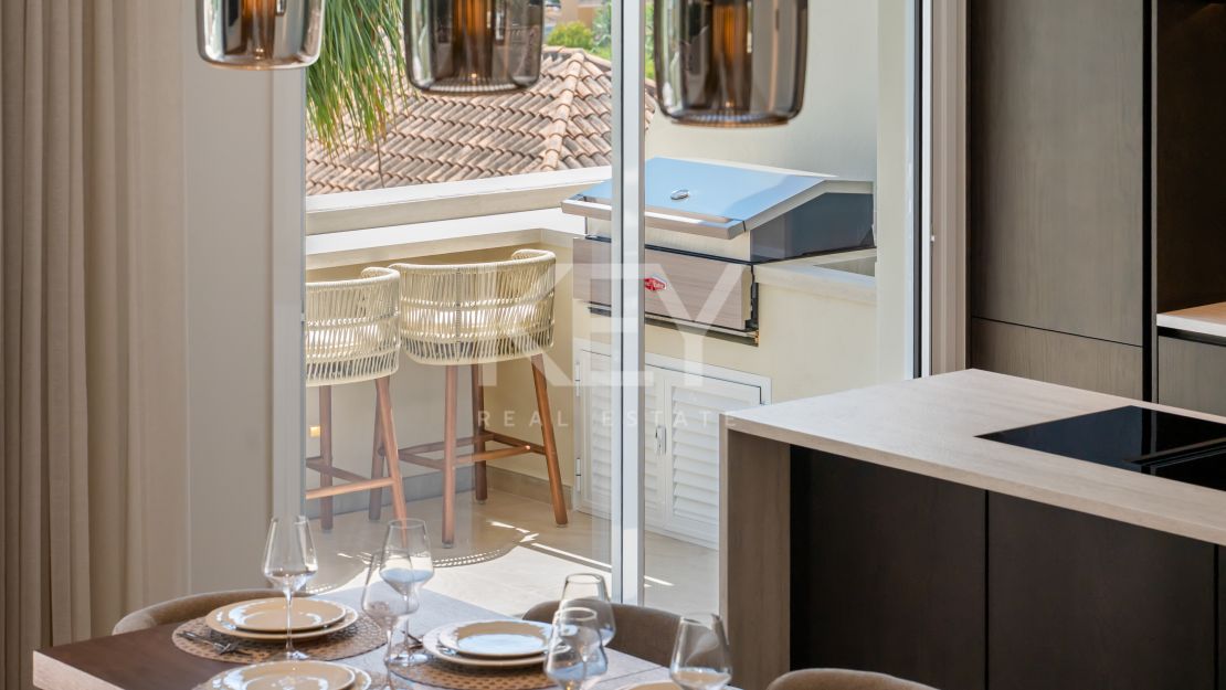 Ático de lujo con vistas al mar en venta en Nueva Andalucía, Marbella
