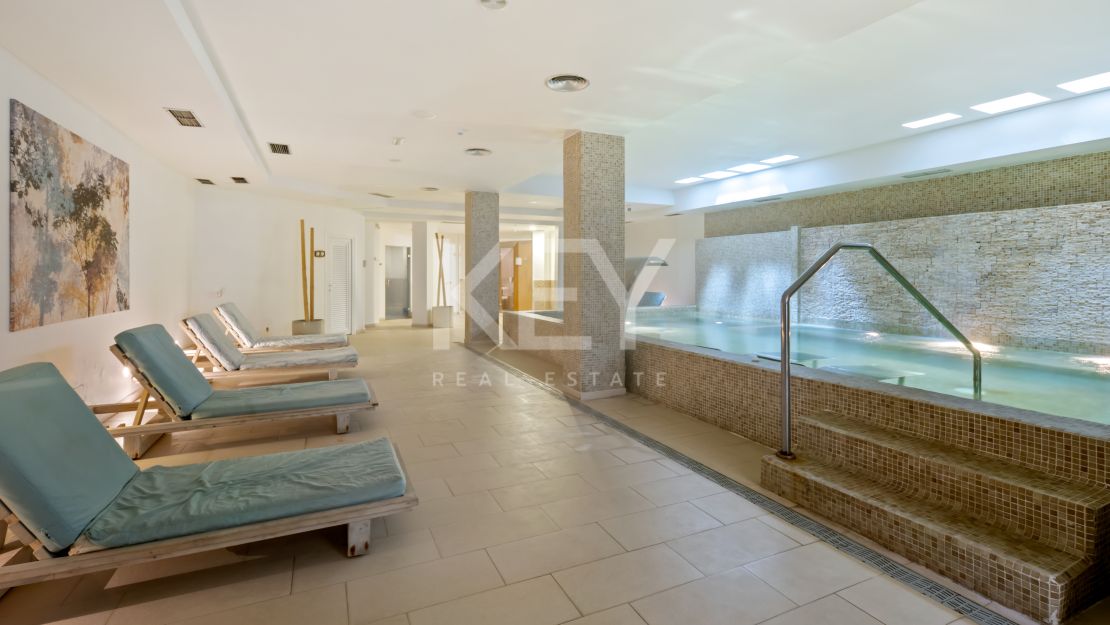 Ático de lujo con vistas al mar en venta en Nueva Andalucía, Marbella