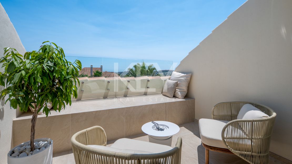 Ático de lujo con vistas al mar en venta en Nueva Andalucía, Marbella