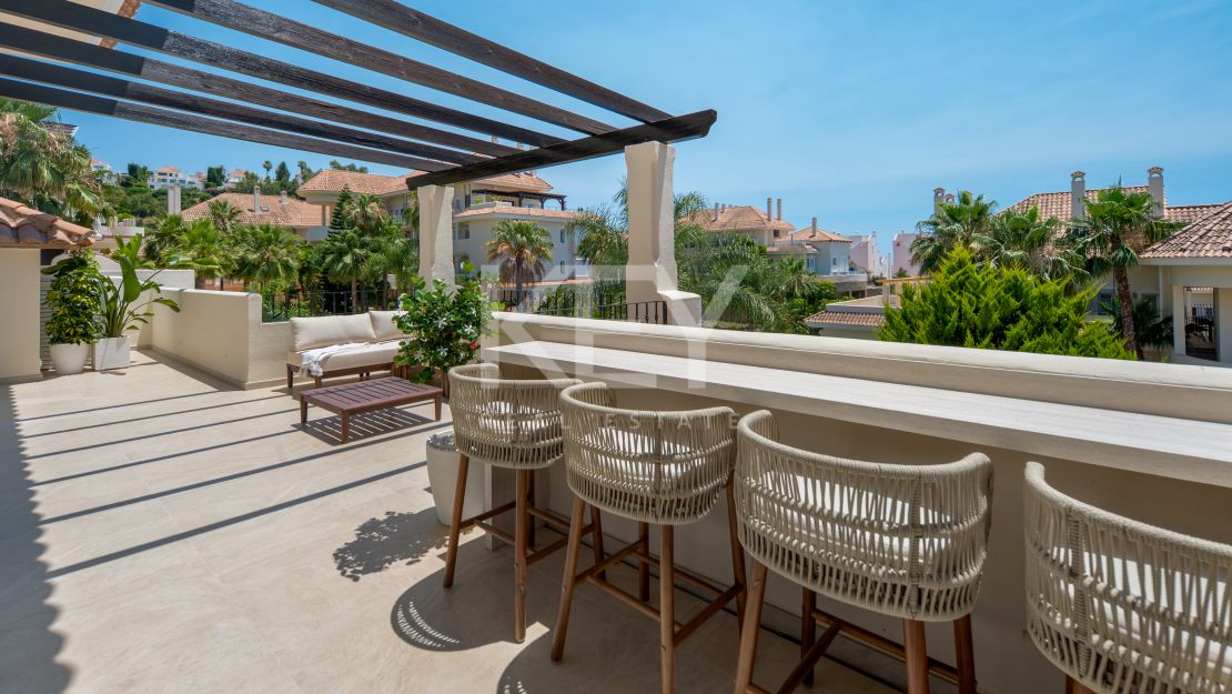 Ático de lujo con vistas al mar en venta en Nueva Andalucía, Marbella