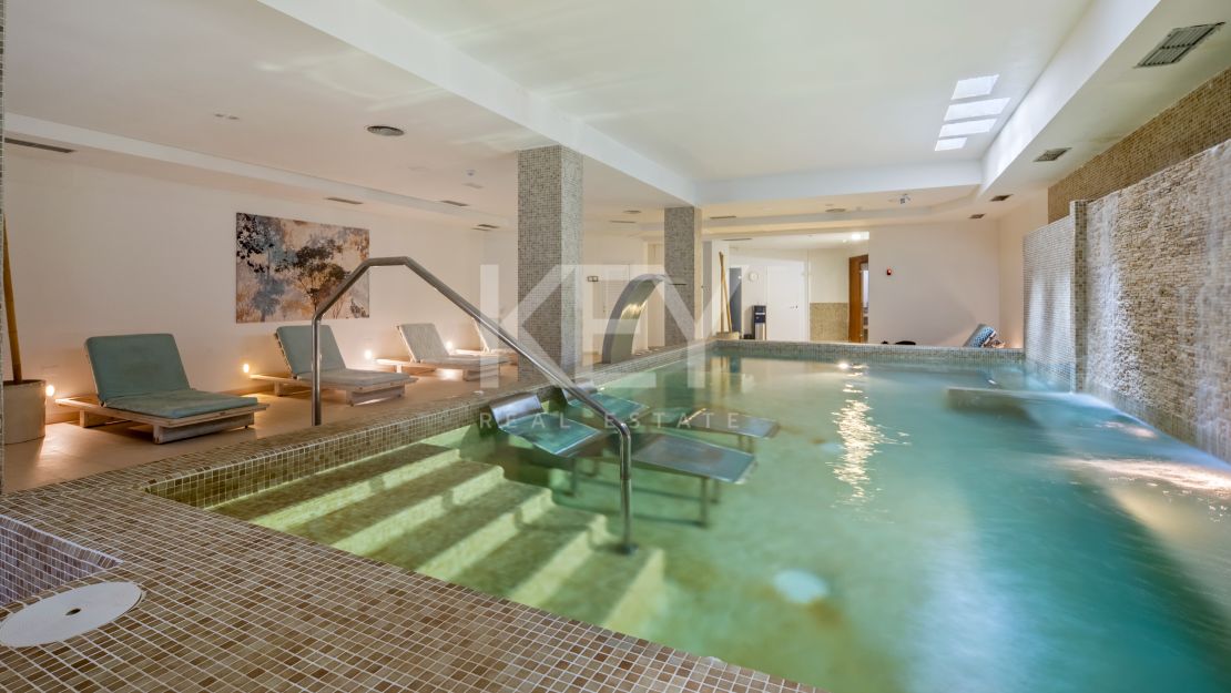 Ático de lujo con vistas al mar en venta en Nueva Andalucía, Marbella