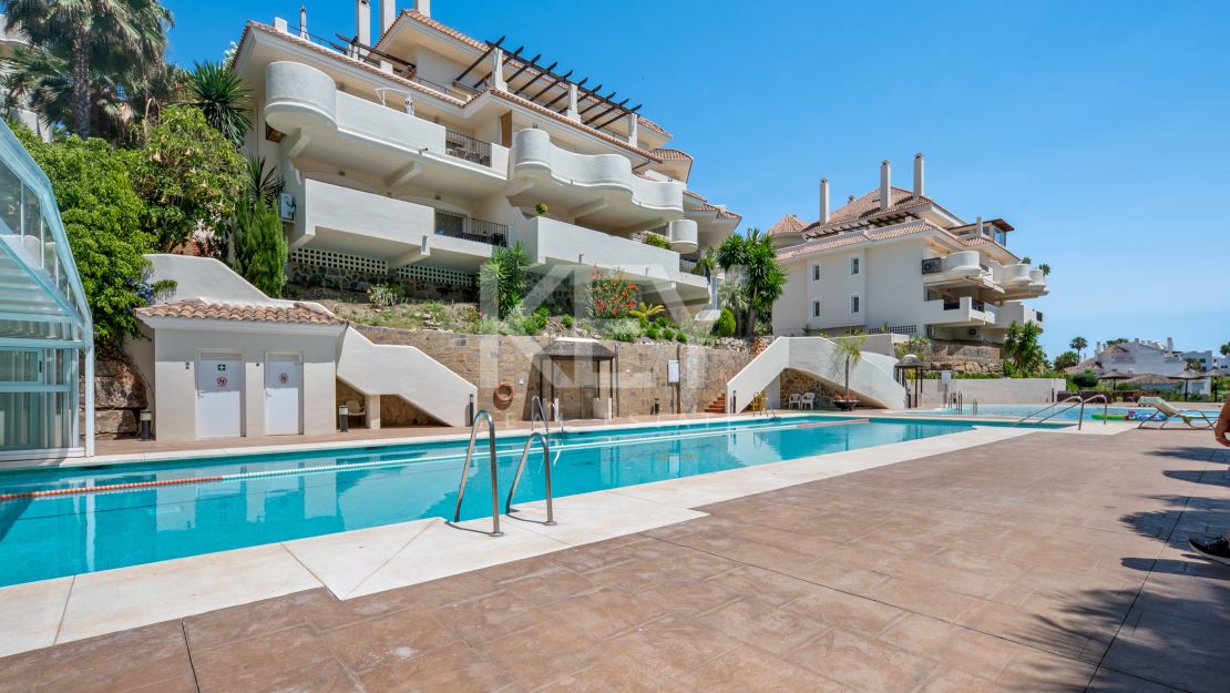 Ático de lujo con vistas al mar en venta en Nueva Andalucía, Marbella