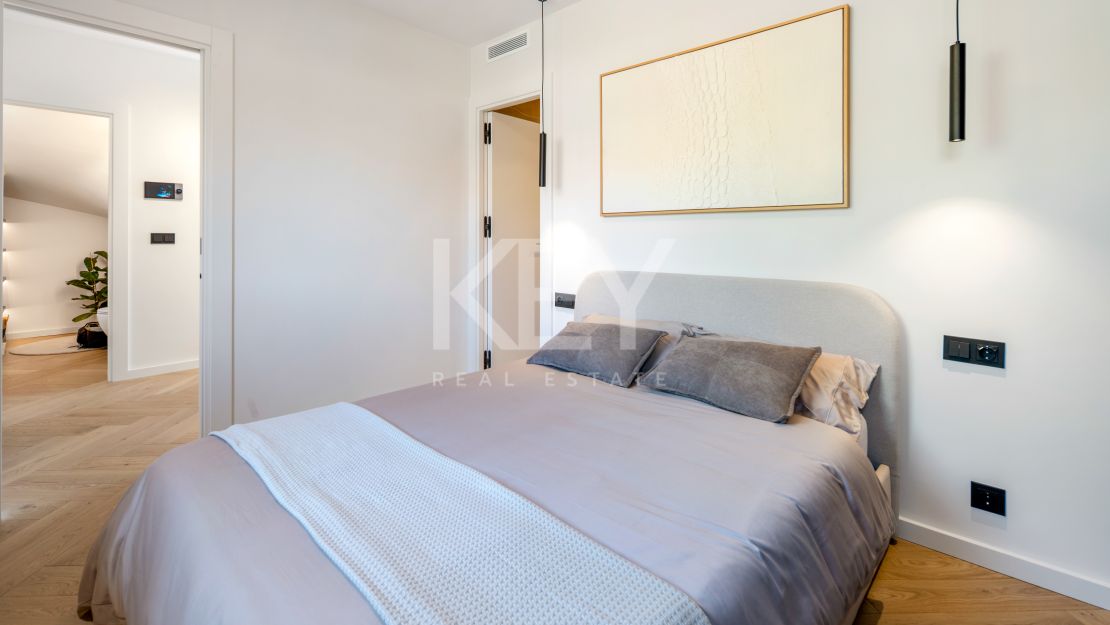 Ático de lujo con vistas al mar en venta en Nueva Andalucía, Marbella
