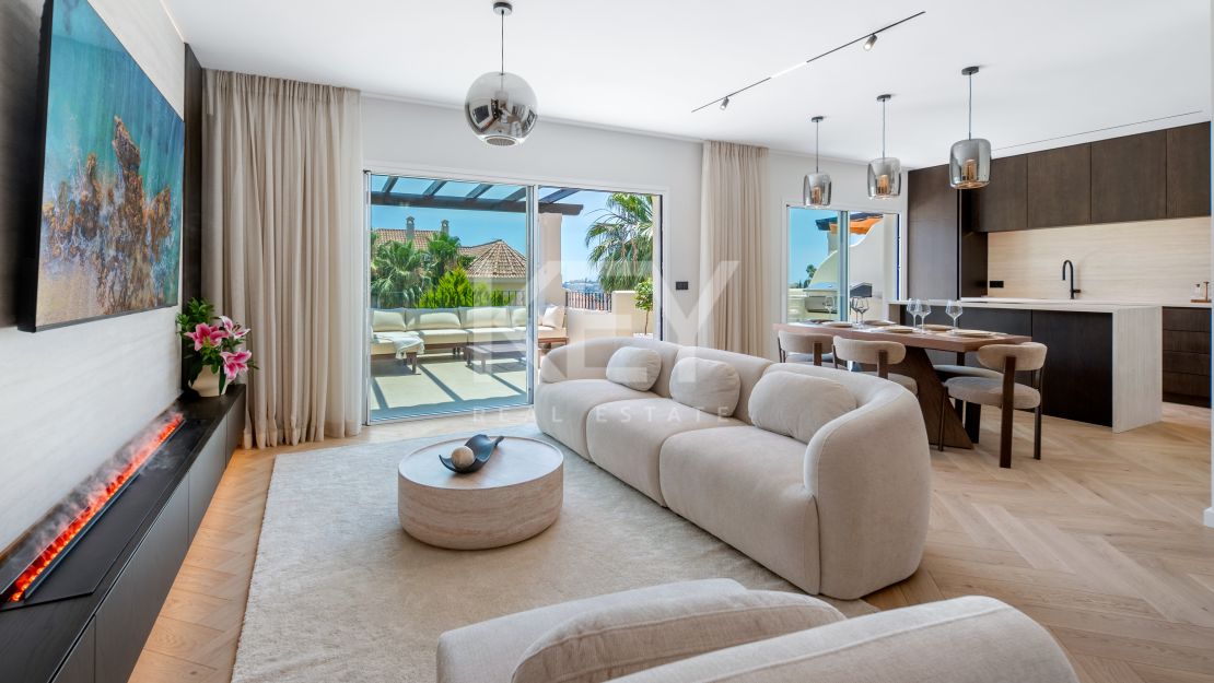 Ático de lujo con vistas al mar en venta en Nueva Andalucía, Marbella