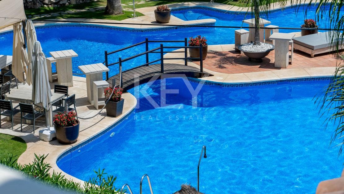Ático de lujo con vistas al mar en venta en Nueva Andalucía, Marbella