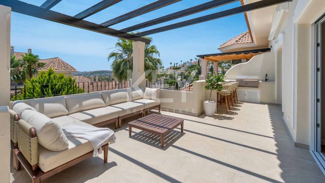 Ático de lujo con vistas al mar en venta en Nueva Andalucía, Marbella