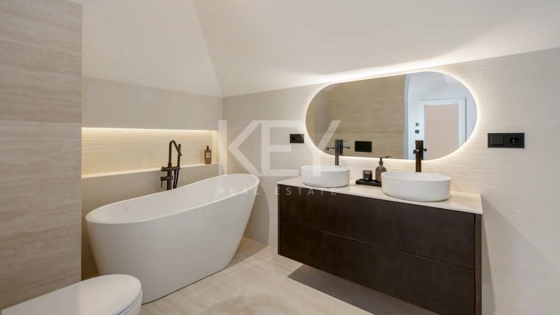Ático de lujo con vistas al mar en venta en Nueva Andalucía, Marbella