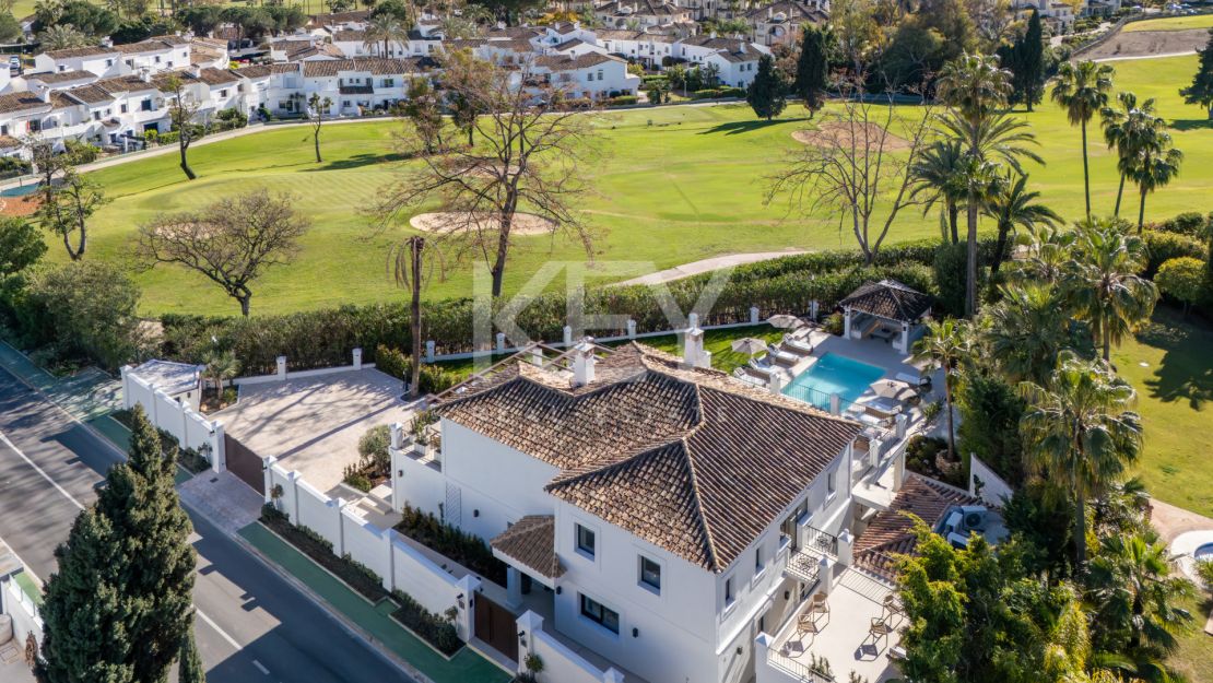 Villa De Lujo En Primera Línea De Golf En Venta En La Cerquilla, Nueva Andalucía, Marbella