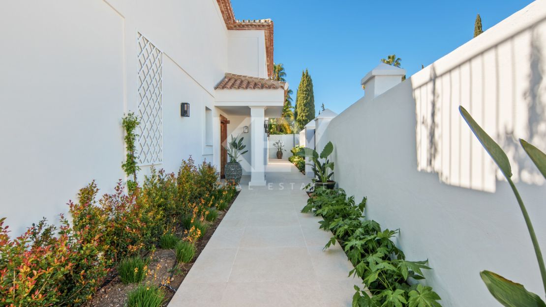 Villa De Lujo En Primera Línea De Golf En Venta En La Cerquilla, Nueva Andalucía, Marbella