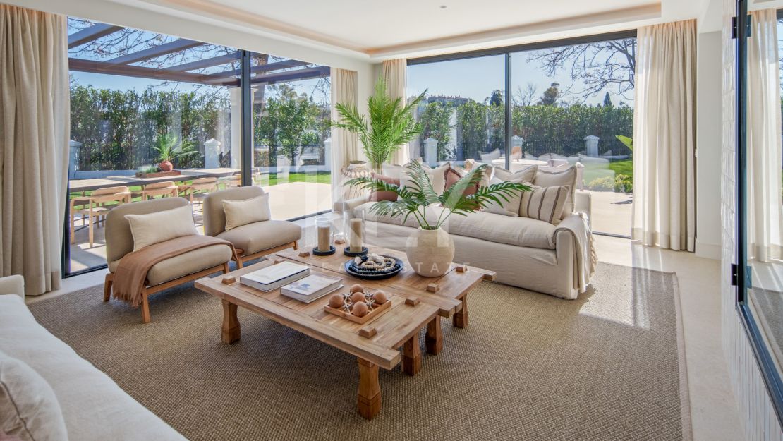 Villa De Lujo En Primera Línea De Golf En Venta En La Cerquilla, Nueva Andalucía, Marbella