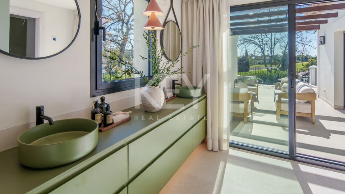 Villa De Lujo En Primera Línea De Golf En Venta En La Cerquilla, Nueva Andalucía, Marbella