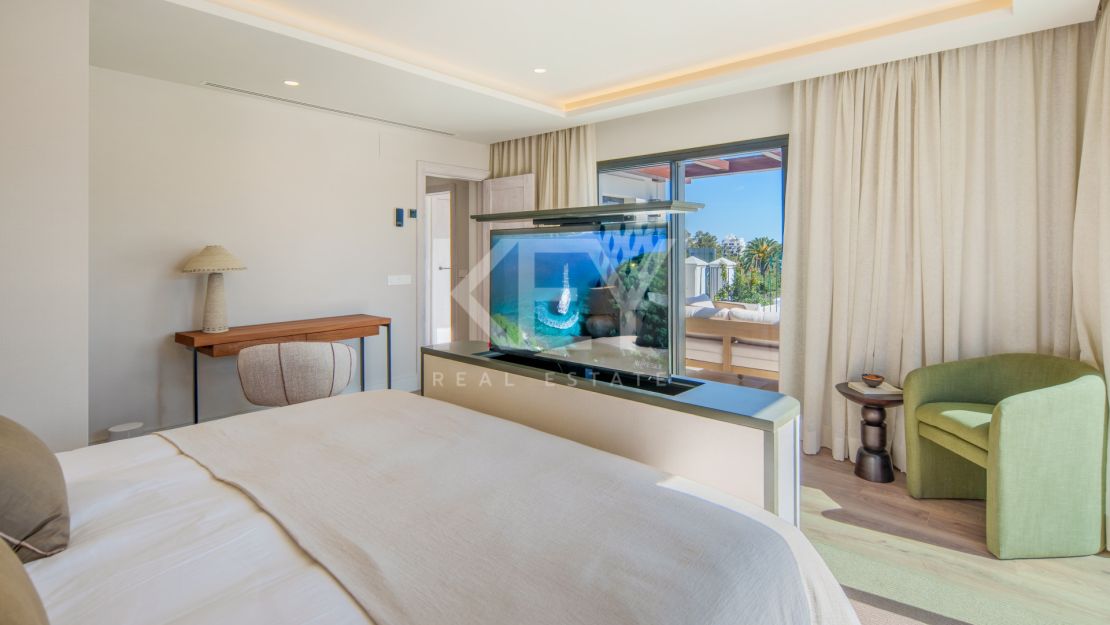 Villa De Lujo En Primera Línea De Golf En Venta En La Cerquilla, Nueva Andalucía, Marbella
