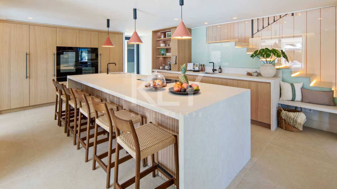 Villa De Lujo En Primera Línea De Golf En Venta En La Cerquilla, Nueva Andalucía, Marbella