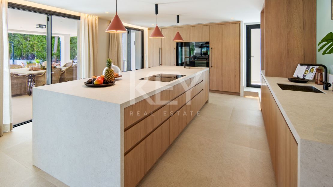 Villa De Lujo En Primera Línea De Golf En Venta En La Cerquilla, Nueva Andalucía, Marbella