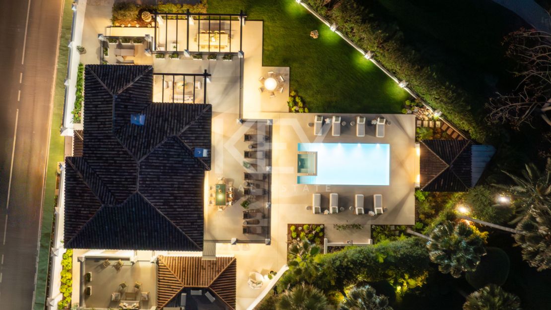 Villa De Lujo En Primera Línea De Golf En Venta En La Cerquilla, Nueva Andalucía, Marbella