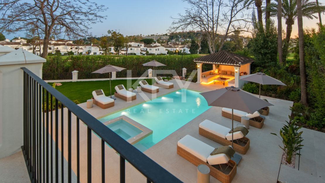 Villa De Lujo En Primera Línea De Golf En Venta En La Cerquilla, Nueva Andalucía, Marbella