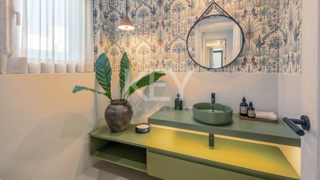 Villa De Lujo En Primera Línea De Golf En Venta En La Cerquilla, Nueva Andalucía, Marbella