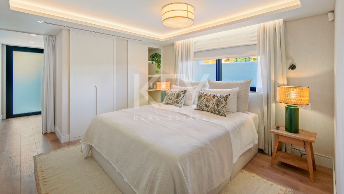 Villa De Lujo En Primera Línea De Golf En Venta En La Cerquilla, Nueva Andalucía, Marbella