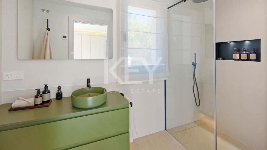 Villa De Lujo En Primera Línea De Golf En Venta En La Cerquilla, Nueva Andalucía, Marbella