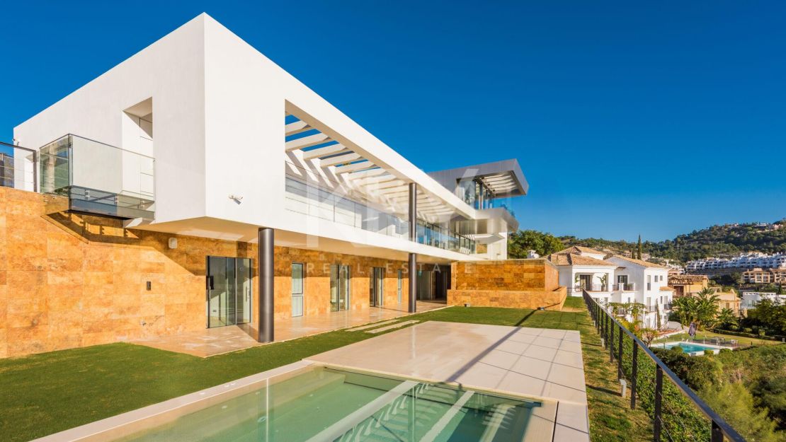 Contemporary Villa with Panoramic Sea, Golf and Mountain Views in Marbella