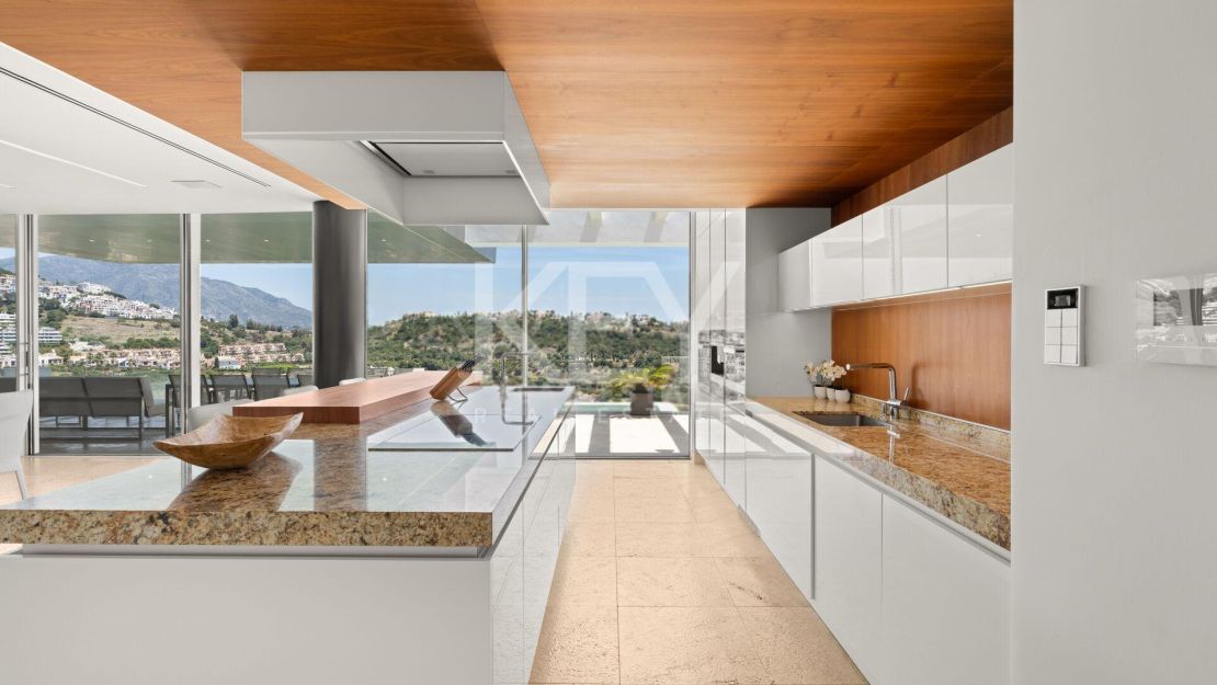 Contemporary Villa with Panoramic Sea, Golf and Mountain Views in Marbella