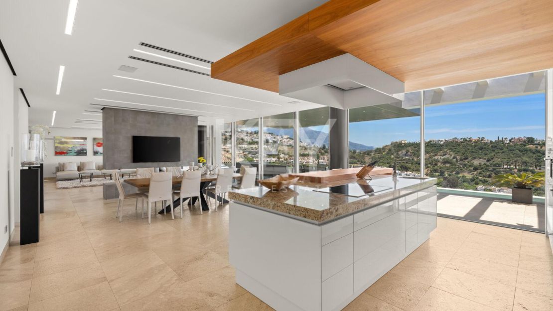 Contemporary Villa with Panoramic Sea, Golf and Mountain Views in Marbella