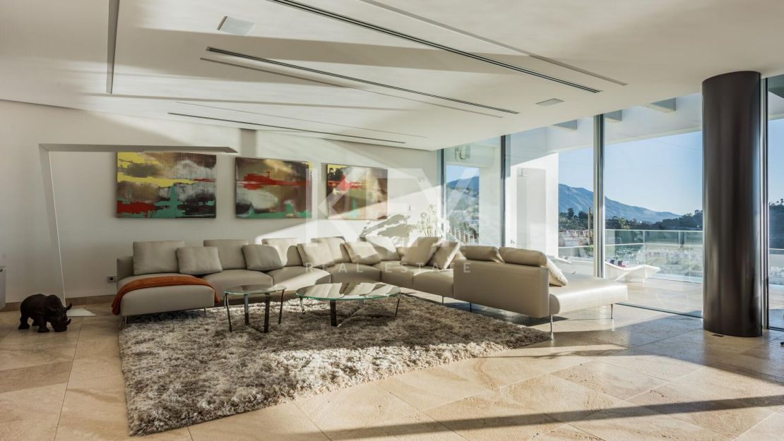Contemporary Villa with Panoramic Sea, Golf and Mountain Views in Marbella