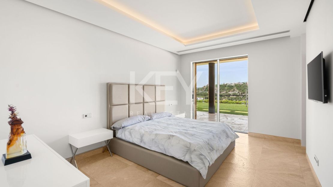 Contemporary Villa with Panoramic Sea, Golf and Mountain Views in Marbella