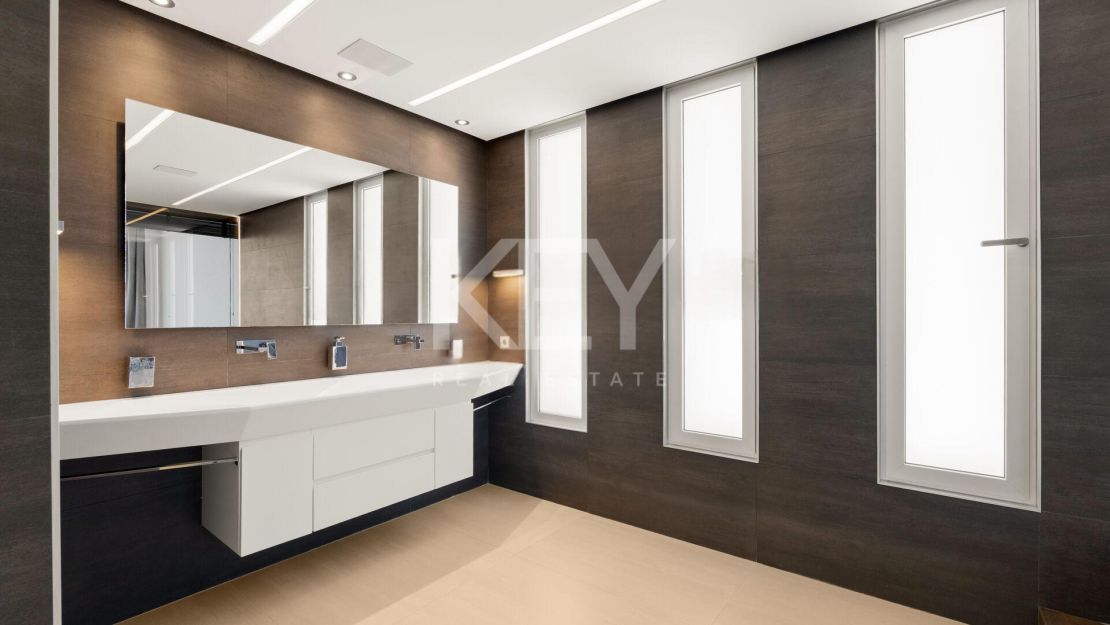 Contemporary Villa with Panoramic Sea, Golf and Mountain Views in Marbella