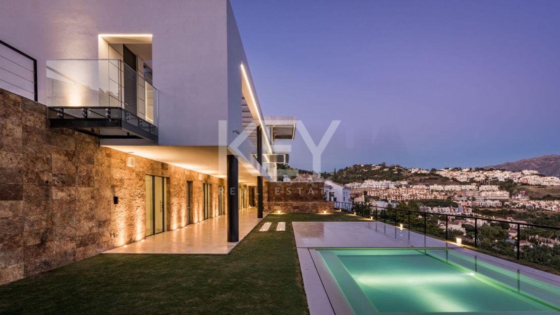Contemporary Villa with Panoramic Sea, Golf and Mountain Views in Marbella