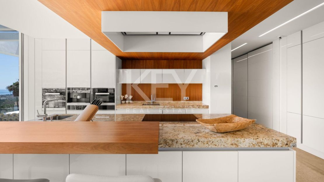 Contemporary Villa with Panoramic Sea, Golf and Mountain Views in Marbella