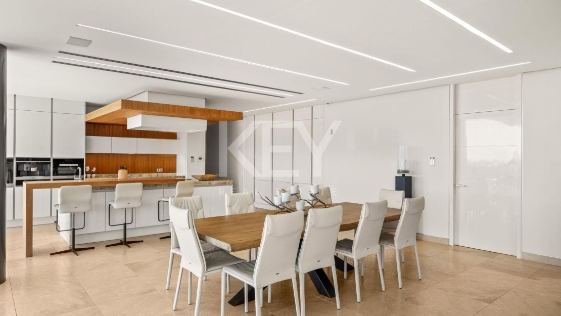 Contemporary Villa with Panoramic Sea, Golf and Mountain Views in Marbella
