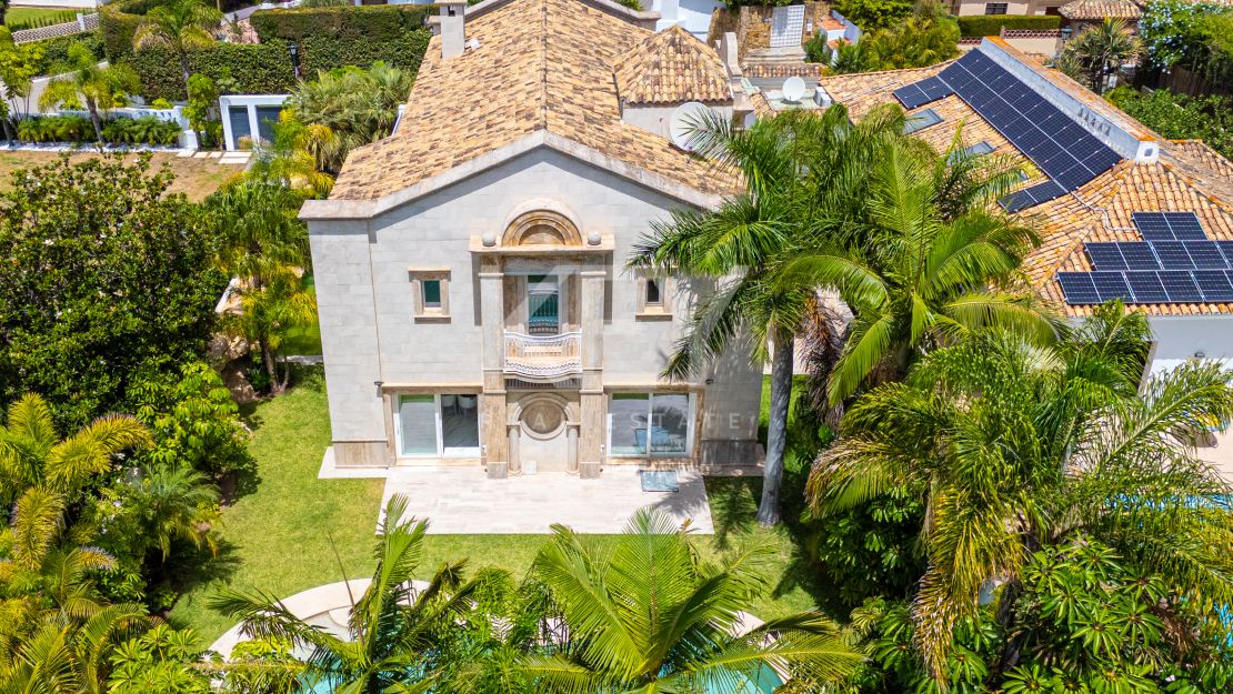 Classical Elegant Beachside Villa for Sale in Los Monteros, Marbella East