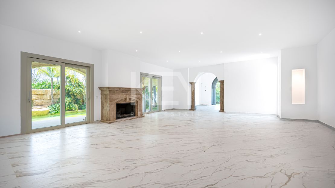 Classical Elegant Beachside Villa for Sale in Los Monteros, Marbella East