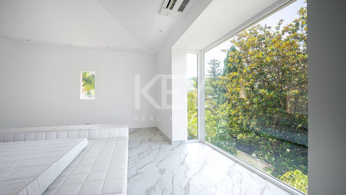 Classical Elegant Beachside Villa for Sale in Los Monteros, Marbella East