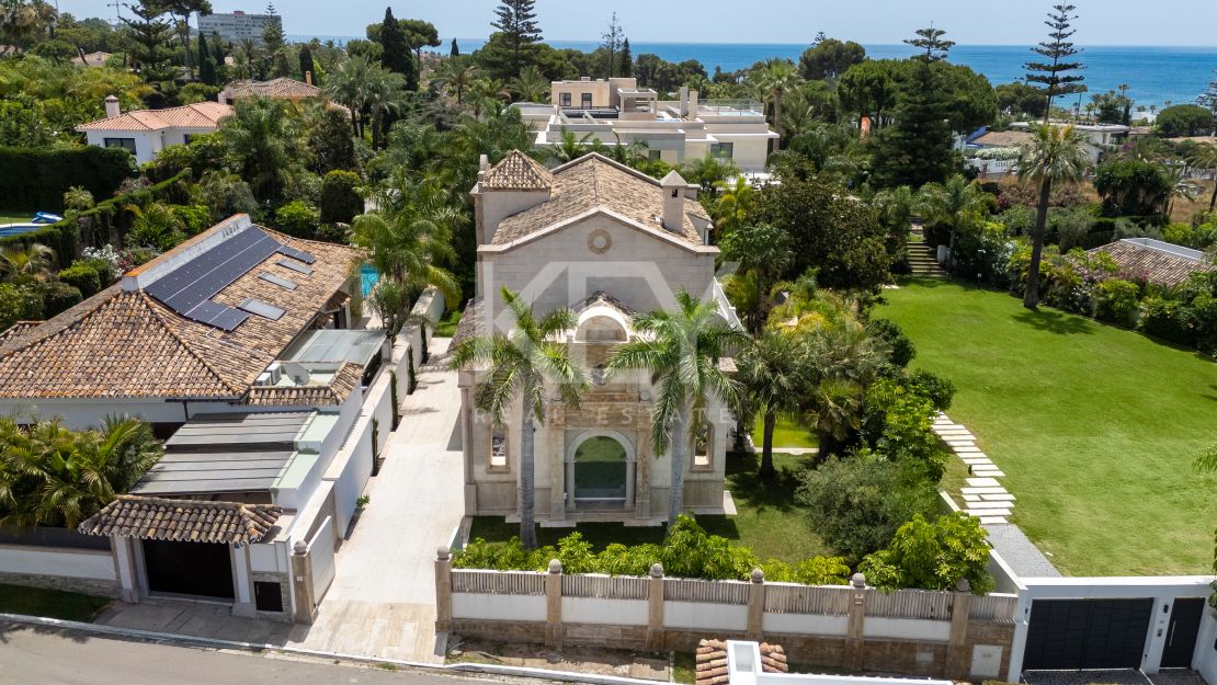 Classical Elegant Beachside Villa for Sale in Los Monteros, Marbella East