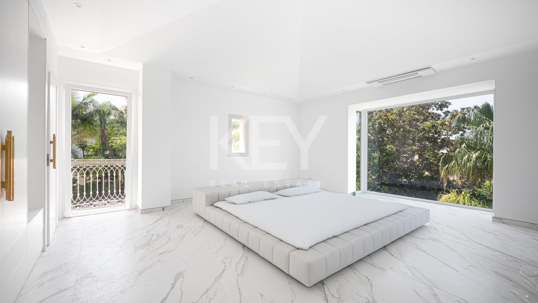 Classical Elegant Beachside Villa for Sale in Los Monteros, Marbella East