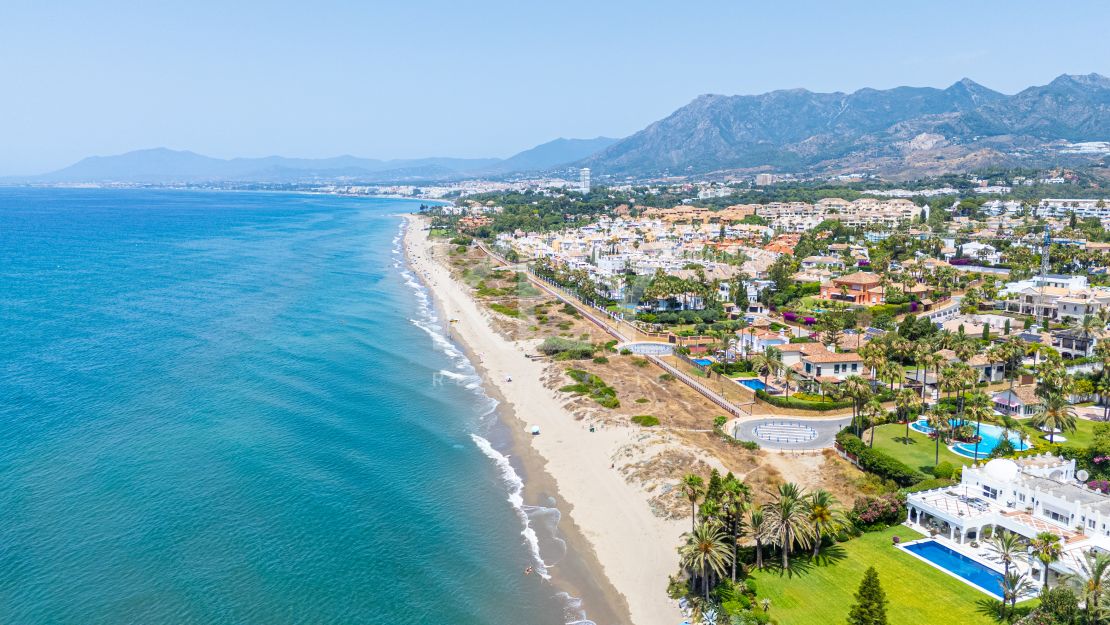 Classical Elegant Beachside Villa for Sale in Los Monteros, Marbella East