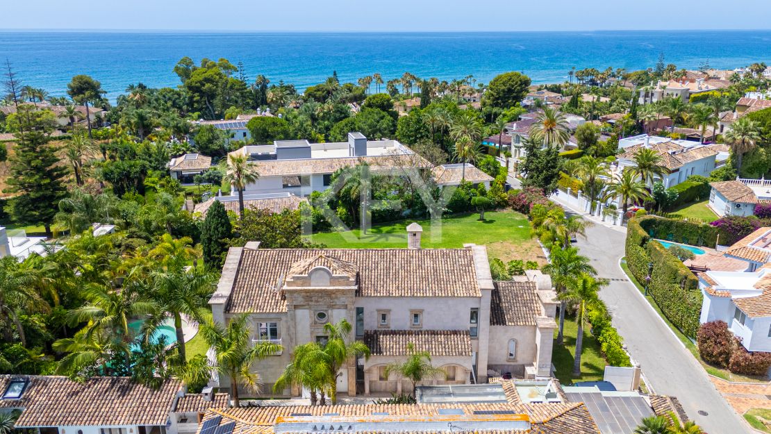 Classical Elegant Beachside Villa for Sale in Los Monteros, Marbella East