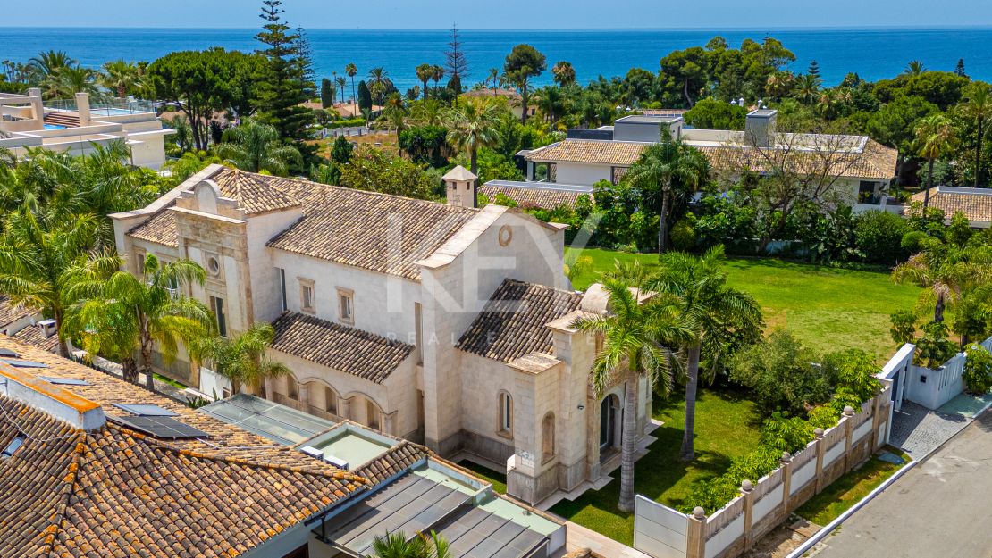 Classical Elegant Beachside Villa for Sale in Los Monteros, Marbella East