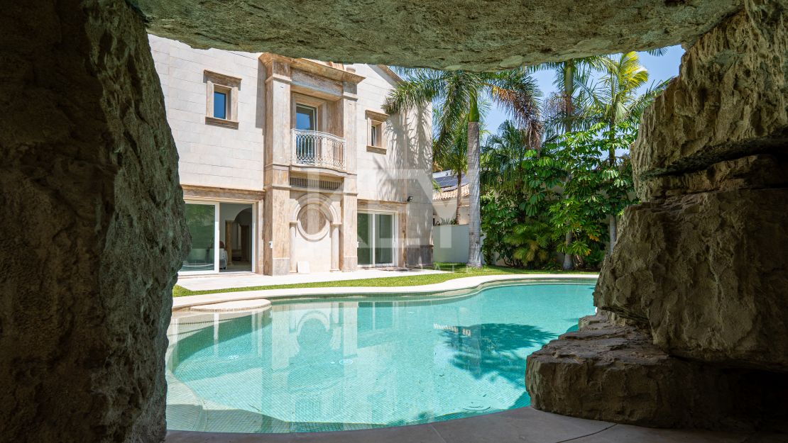 Classical Elegant Beachside Villa for Sale in Los Monteros, Marbella East