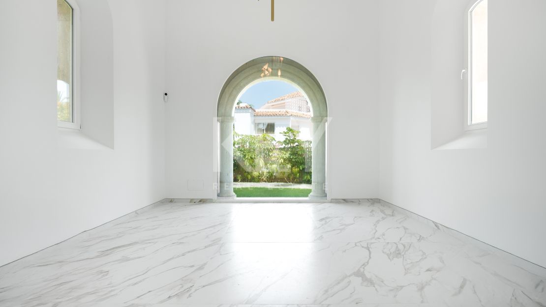 Classical Elegant Beachside Villa for Sale in Los Monteros, Marbella East