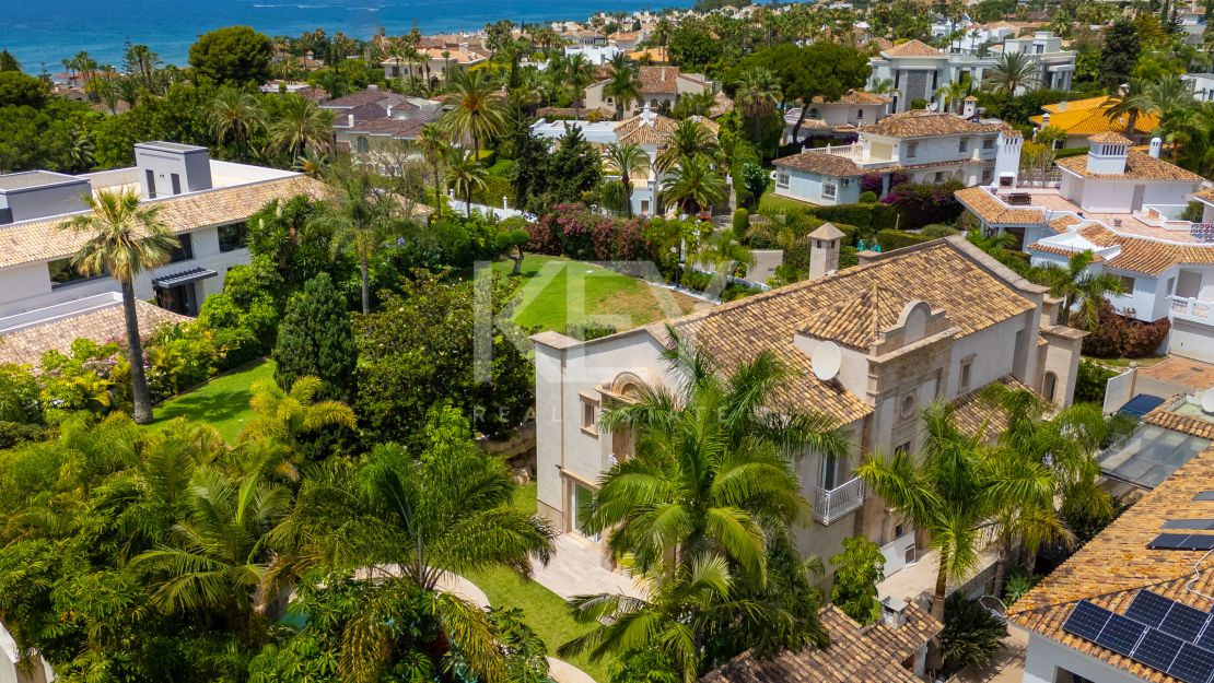 Classical Elegant Beachside Villa for Sale in Los Monteros, Marbella East