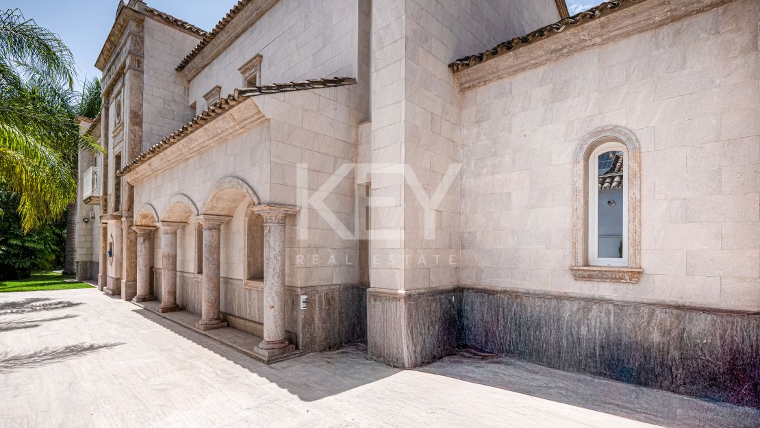 Classical Elegant Beachside Villa for Sale in Los Monteros, Marbella East